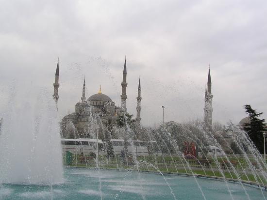 (medium size) Blue-Mosque-behind-fountain.JPG